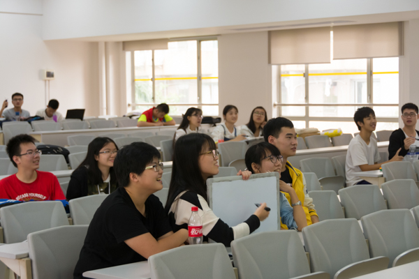 图3 选手们随时准备抢答