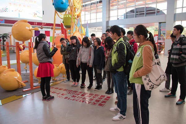 图3. 解说员讲解