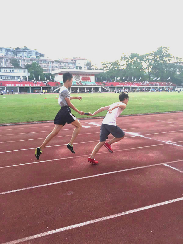 图4  化院学生正在进行男子组4 100米接力跑