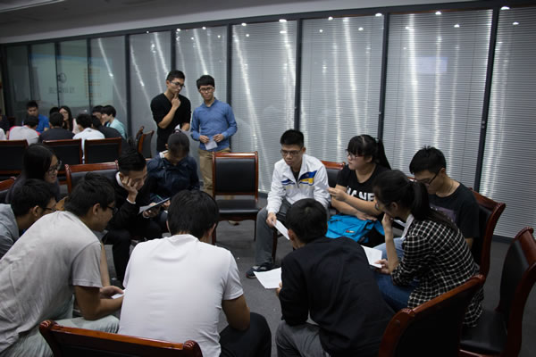 图4  同学们在小组讨论