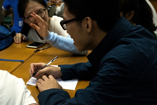 图4  小组成员热烈讨论