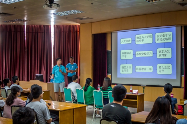 图4 党建助辅伍肇伟为积极分子们介绍入党流程