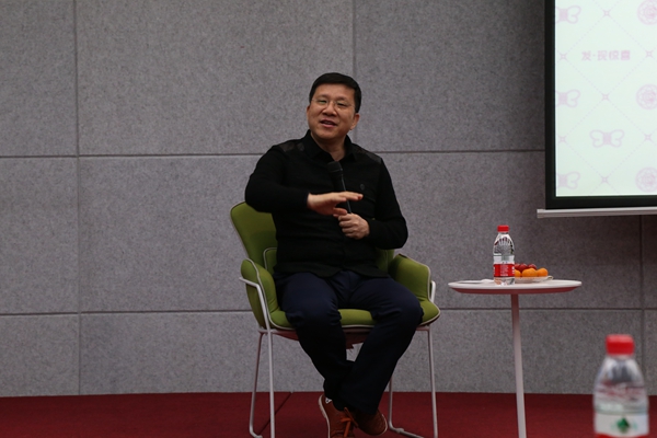 图4 赖建雄学长与同学们的座谈会