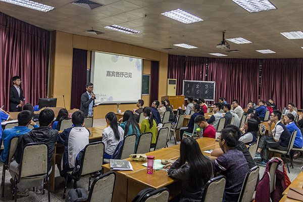 图4-南校区校学生会前主席陈凯煜发表意见