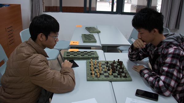 图5  参赛者在下国际象棋