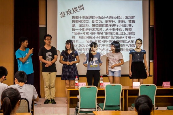 图5 培优干事带领小组成员上台进行游戏