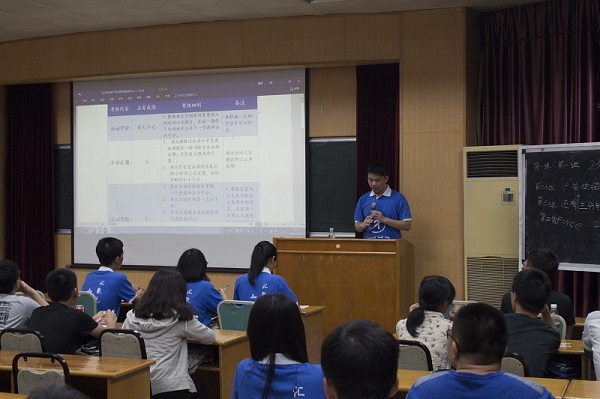 图5 社团部部长杨杰瀚发言