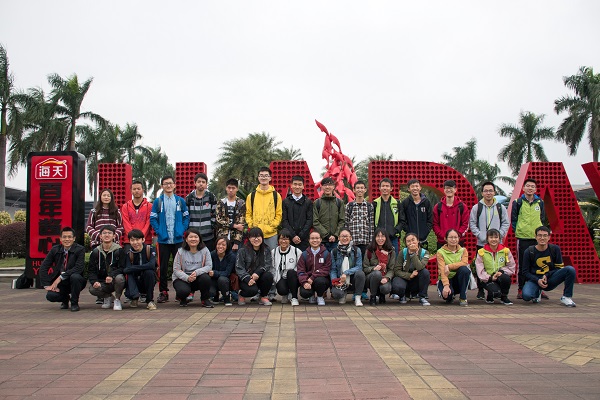 图5. 参观人员集体合影