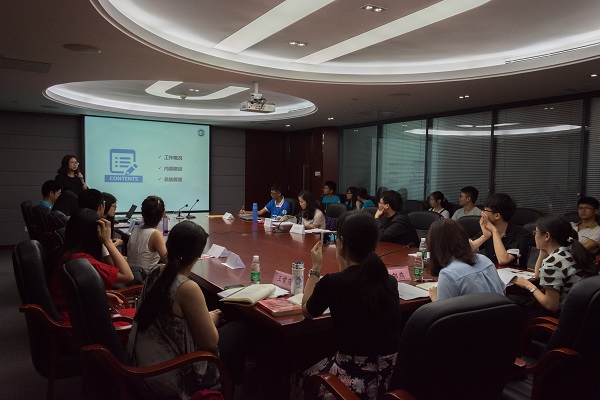 图6  化院通讯社社长进行工作总结