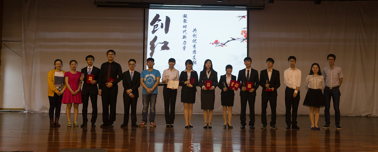 图6 团支书与嘉宾合影