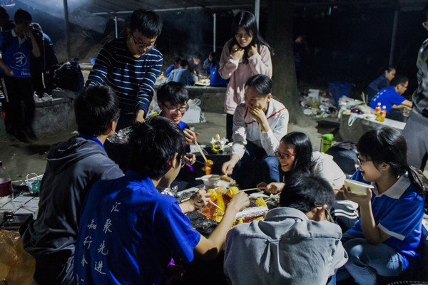 图6 温馨的夜间烧烤