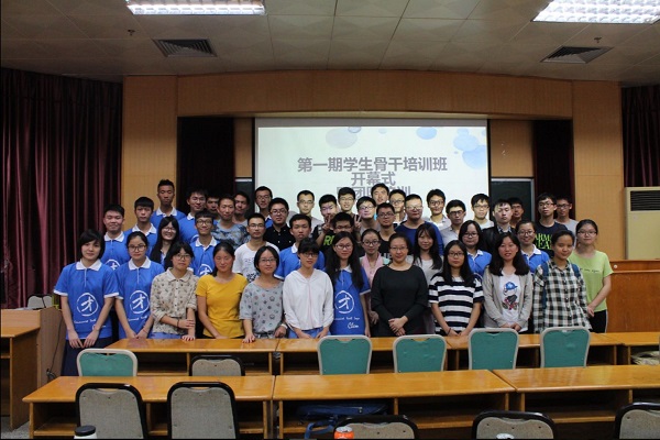 图6：学员以及工作人员合影