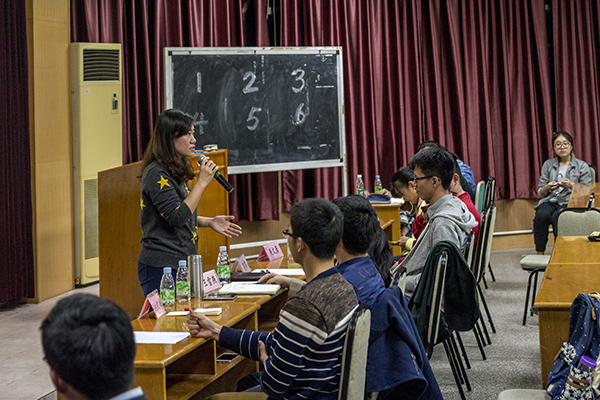 图6-郭燕书记进行总结