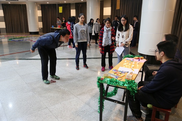 图7  同学玩吹蜡烛游戏