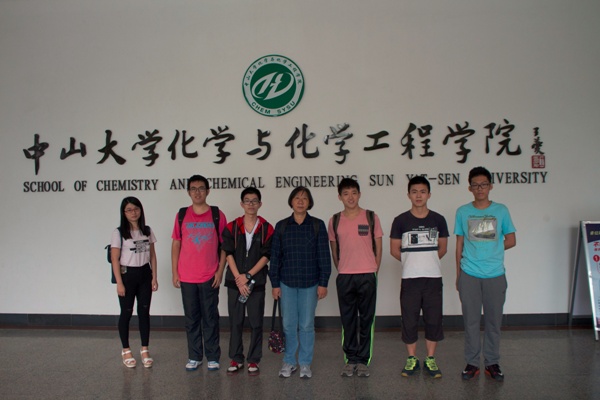 图7 嘉宾与积极分子合影留念