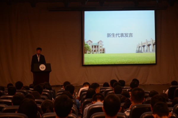 图7 新生代表赵骏达同学发言