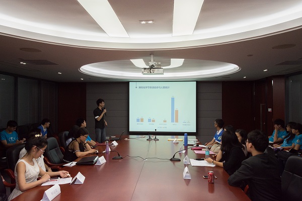 图8  助理辅导员李文朗师兄对化学节进行总结
