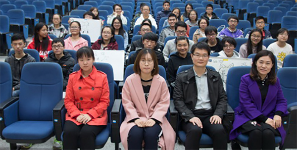 图8 嘉宾与参赛人员合影