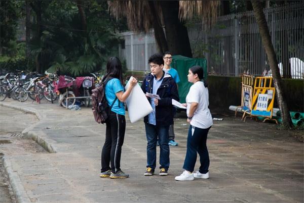 图8 志愿者与工作人员流动宣传