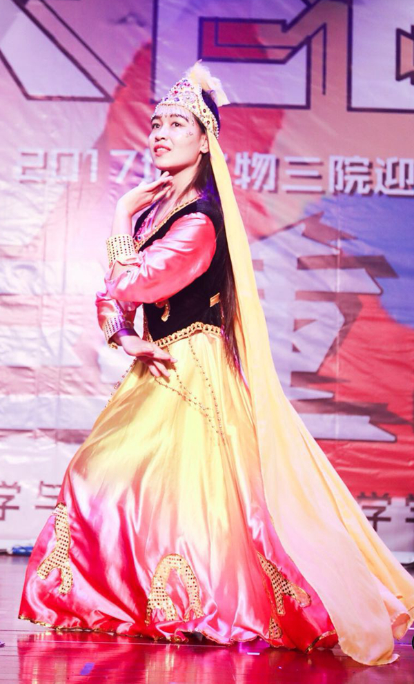 图8 迪丽赛尔·吐尔汗江同学正在表演新疆舞《巴郎仔》