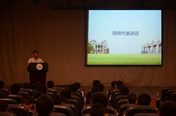 图9 导师代表欧阳钢锋教授讲话