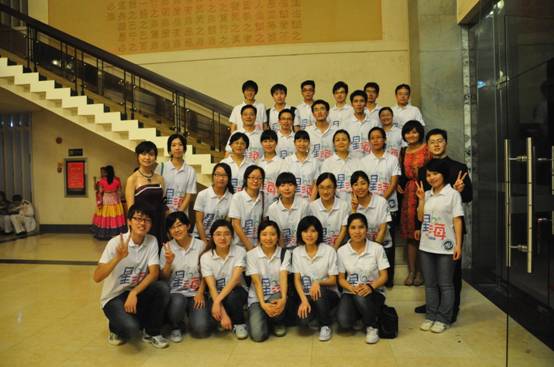 工作人员合影留念