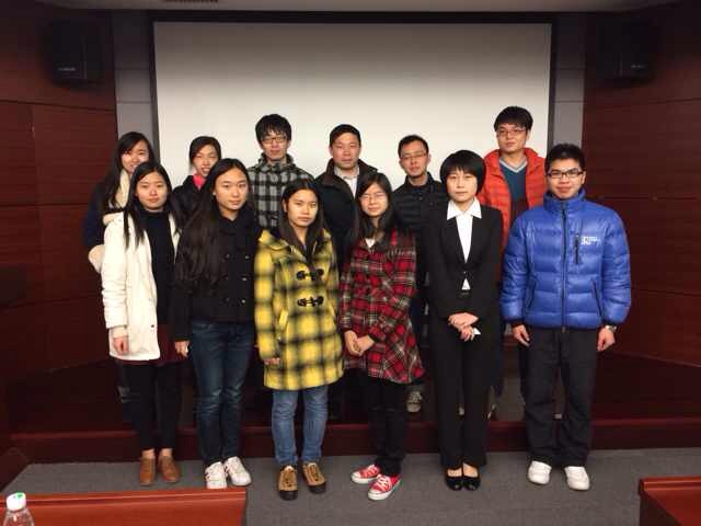 赖洪川律师与同学们合影留念