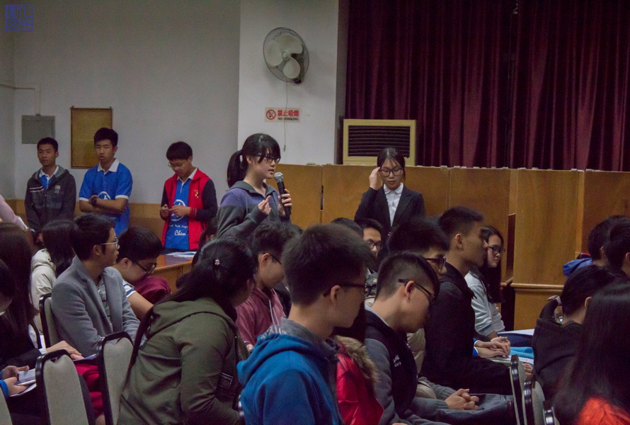 （图二：现场班委进行点评）