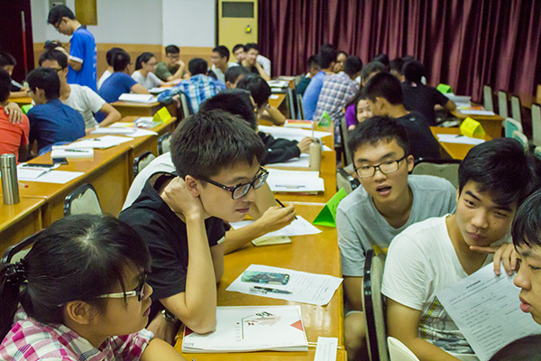 （图四：班委小组讨论）