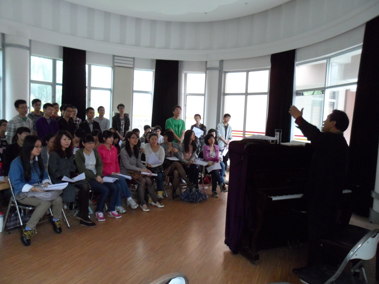 1周正松教授在为同学们分声部