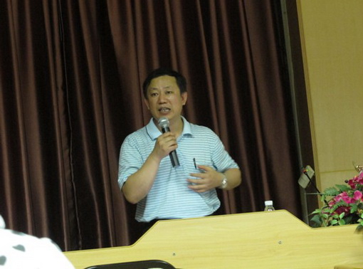 1王主任正在投入地演讲中