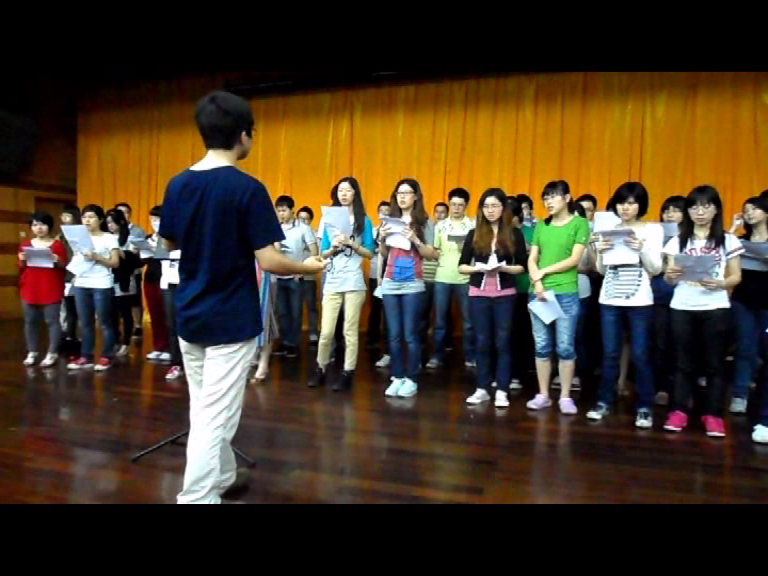 1赵天琪正指挥大家进行《满江红》的演绎