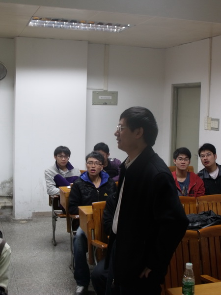 1陈清林老师在跟同学们介绍他的实验室课题