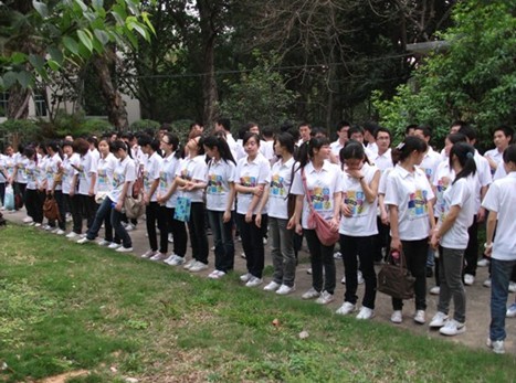 12（同学们在场外排队准备登台）