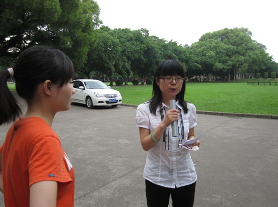 2上台前陈颖同学认真地排练