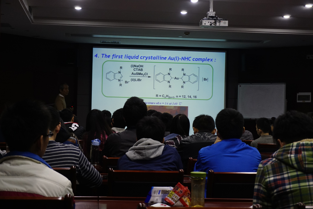 2东华大学化学系的林志彪教授正在作演讲