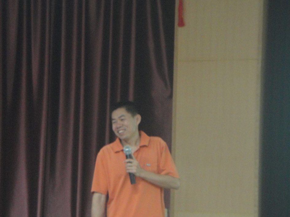 2古老师可爱而亲切的笑容