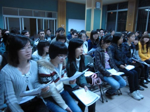 2同学们专注地看王老师打手势，进行分声部练习