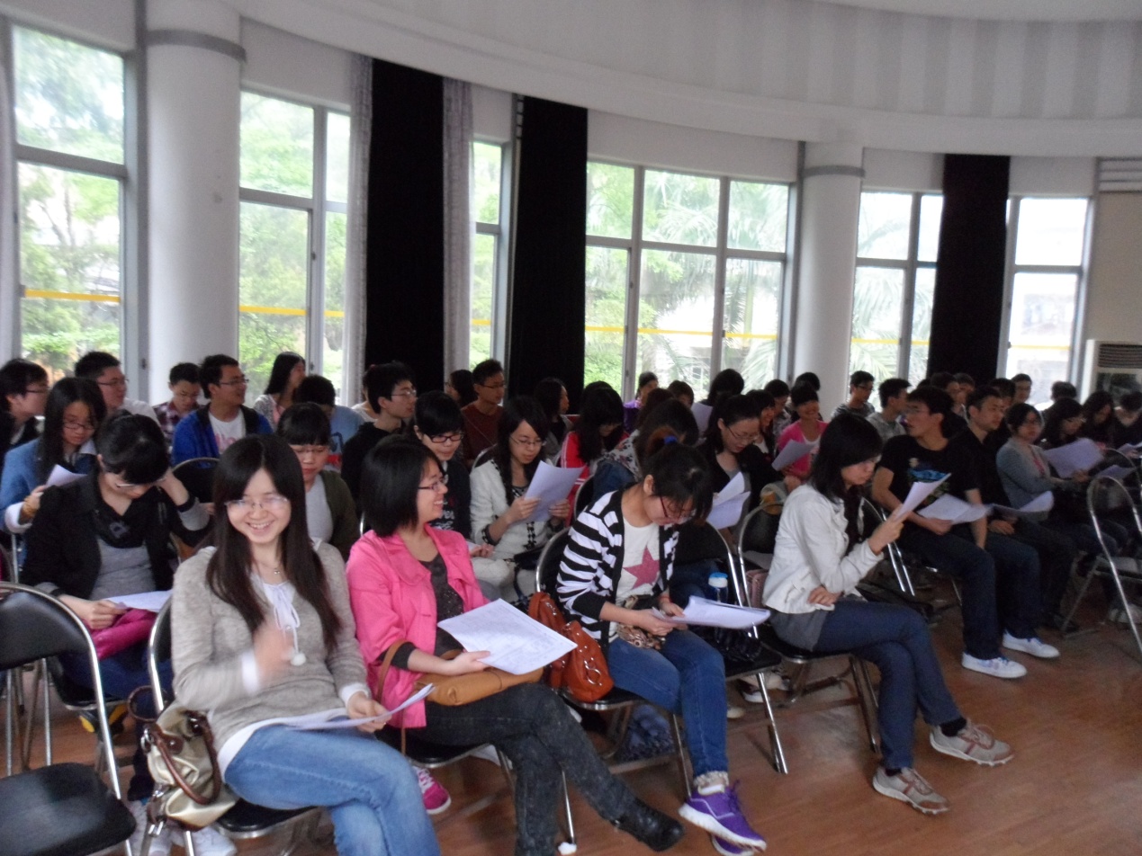 2同学们对着曲谱初步练唱