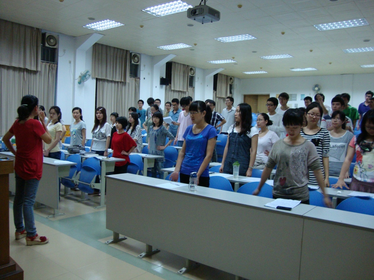 2周老师专注地指导队员们口腔发声