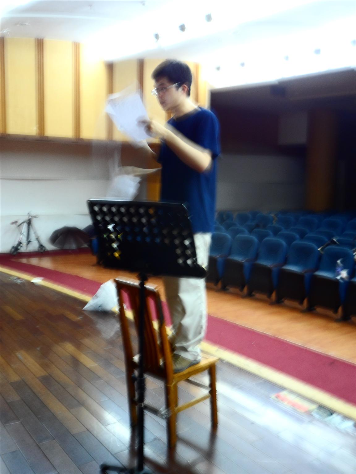 2赵天琪站高姿指挥合唱