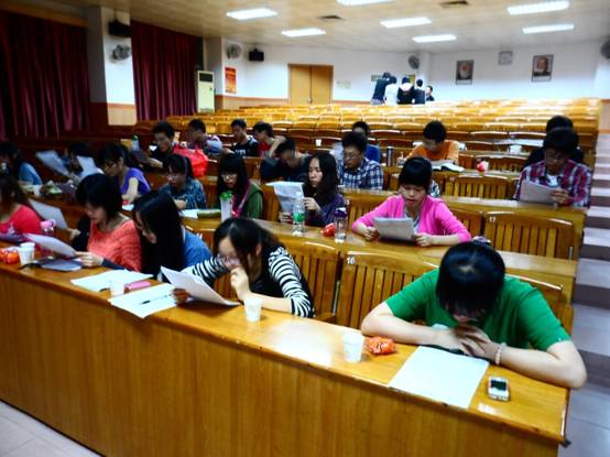 2队员们埋头试唱