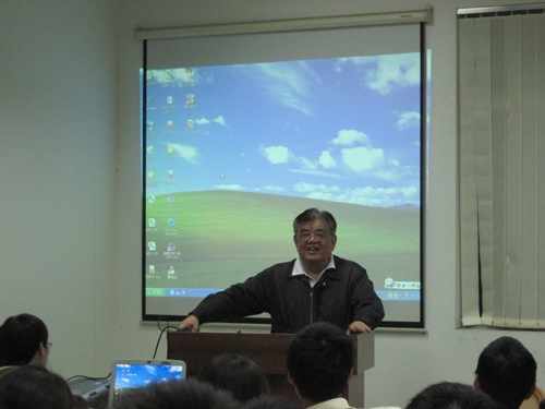 “守株待兔”,静候良机——记曾汉民教授科教人生感悟讲座