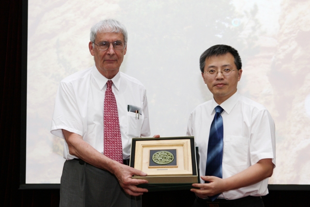 美国科学院院士、《美国化学会志》主编Peter J.Stang教授应邀访问我院