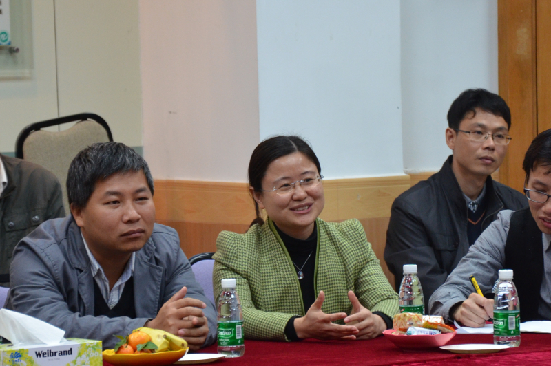 学院举行教师座谈会