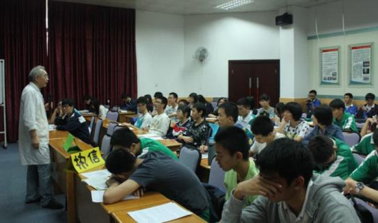化团锦簇,论学逸仙——化学与化学工程学院2013年化学科技文化节圆满闭幕