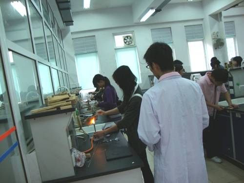 3亲手烧制玻璃工艺品的同学