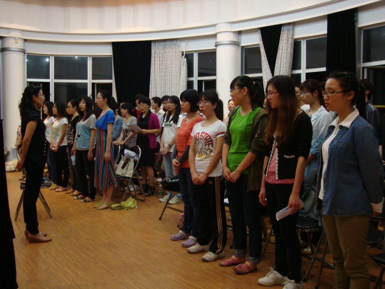 3合唱队整齐排列的队伍