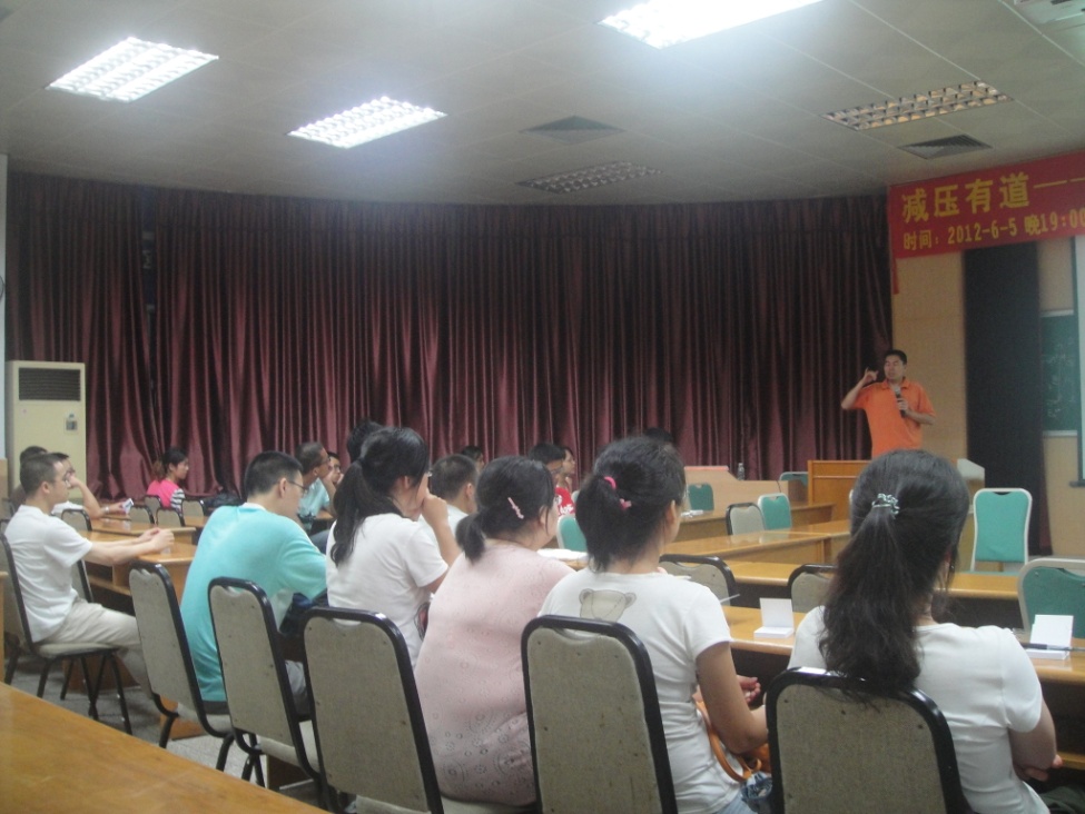 3同学们兴致勃勃地倾听古老师的精彩讲解