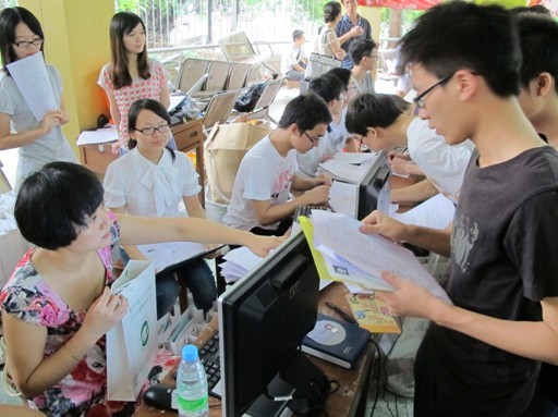 3研究生辅导员赵丹琳老师正在为一新生办理报到手续